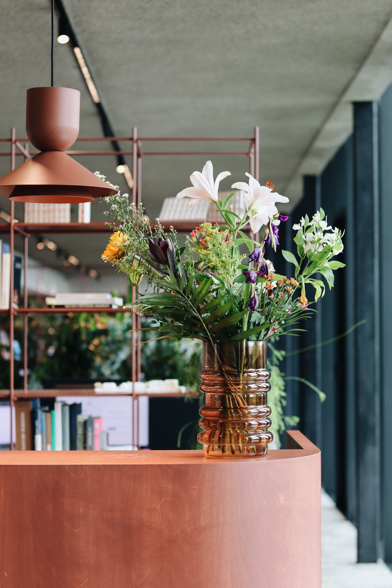 Bloemen op koperen balie in het kantoor