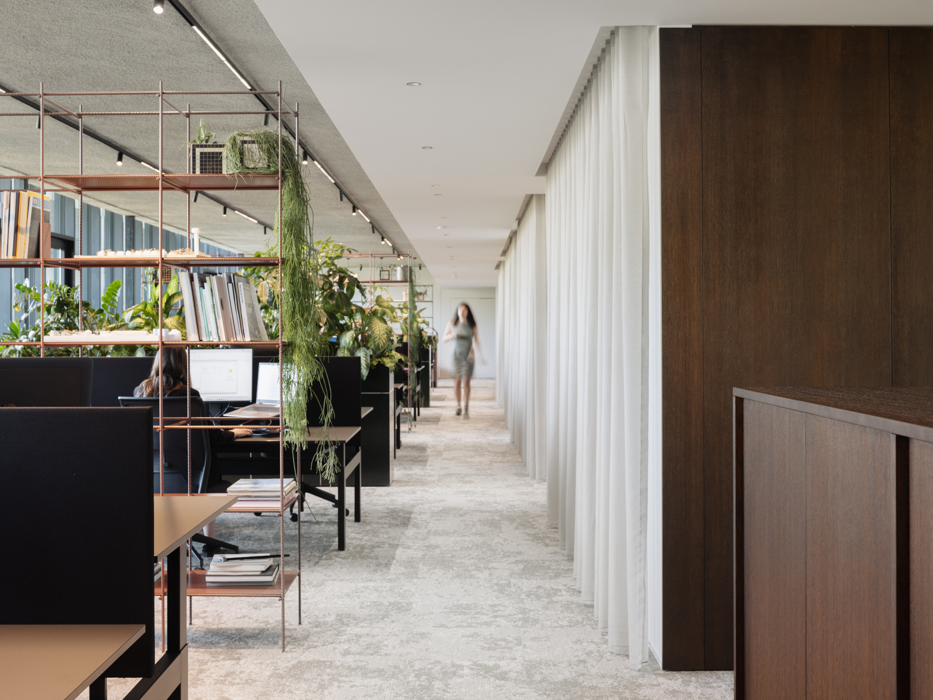Kantoorinterieur WITH20 met werkplekken, planten en natuurlijk licht