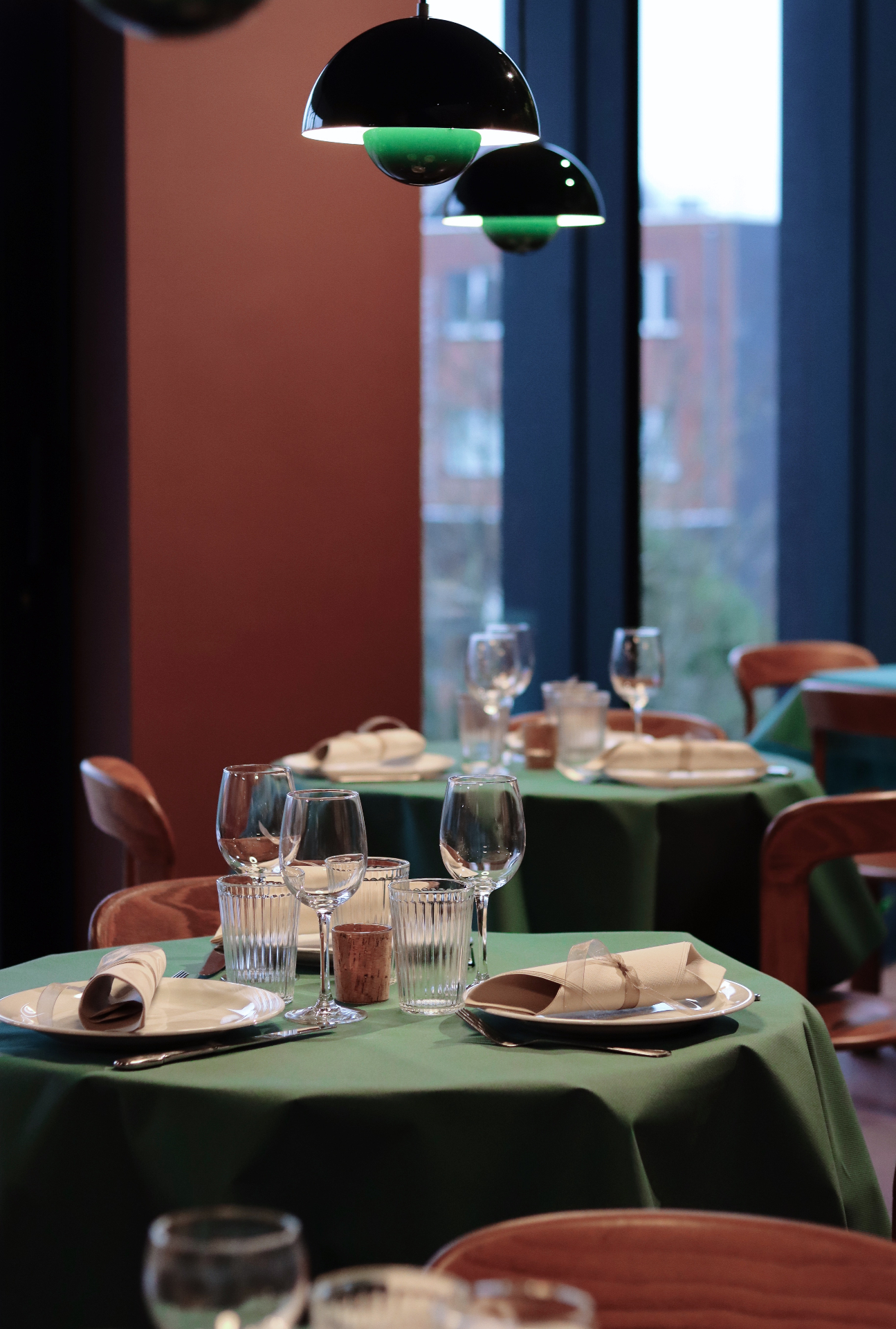 Gedekte tafel met groene tafelkleden en glazen