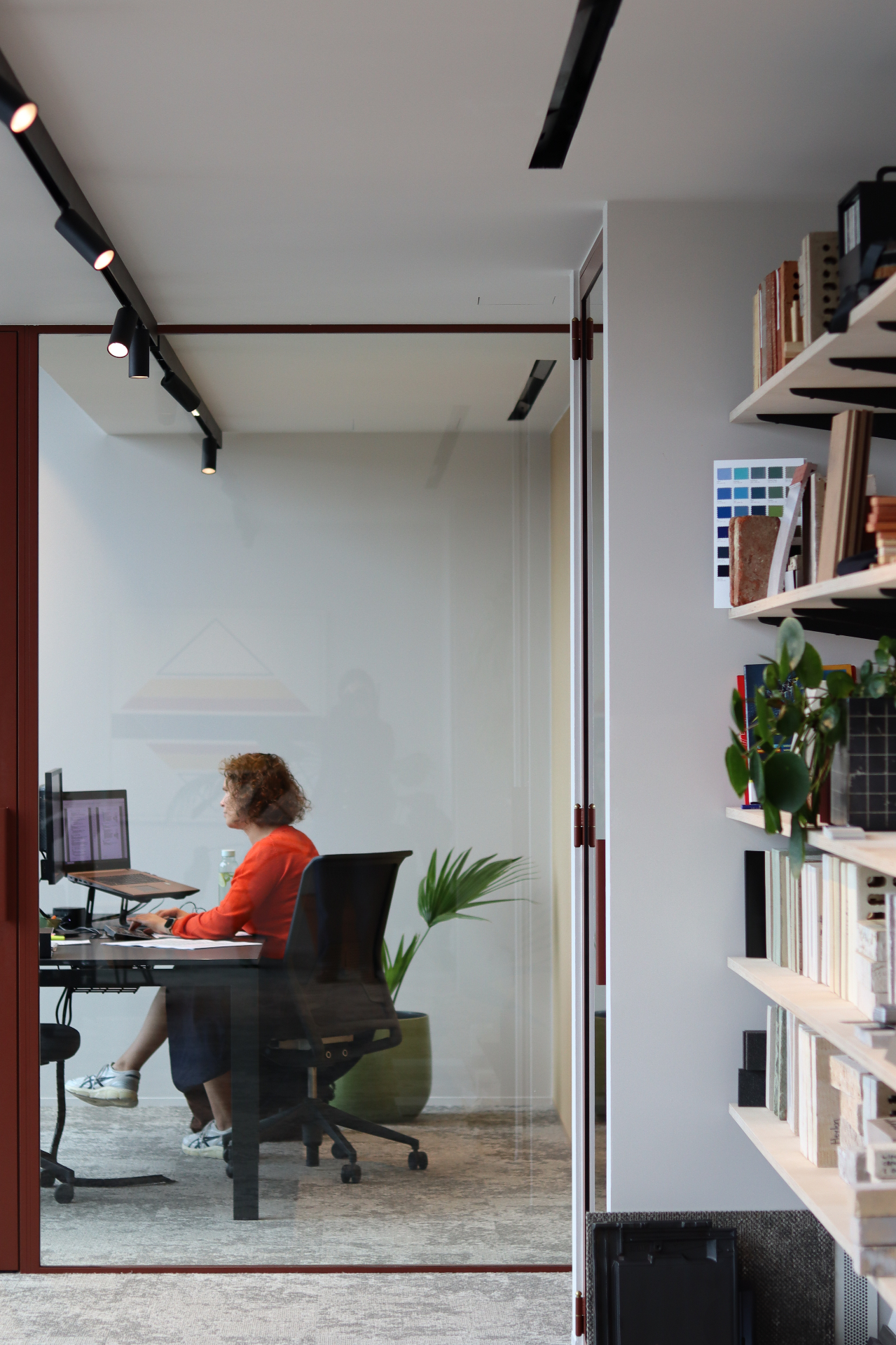 Werkruimte met glazen wand en materiaalbibliotheek