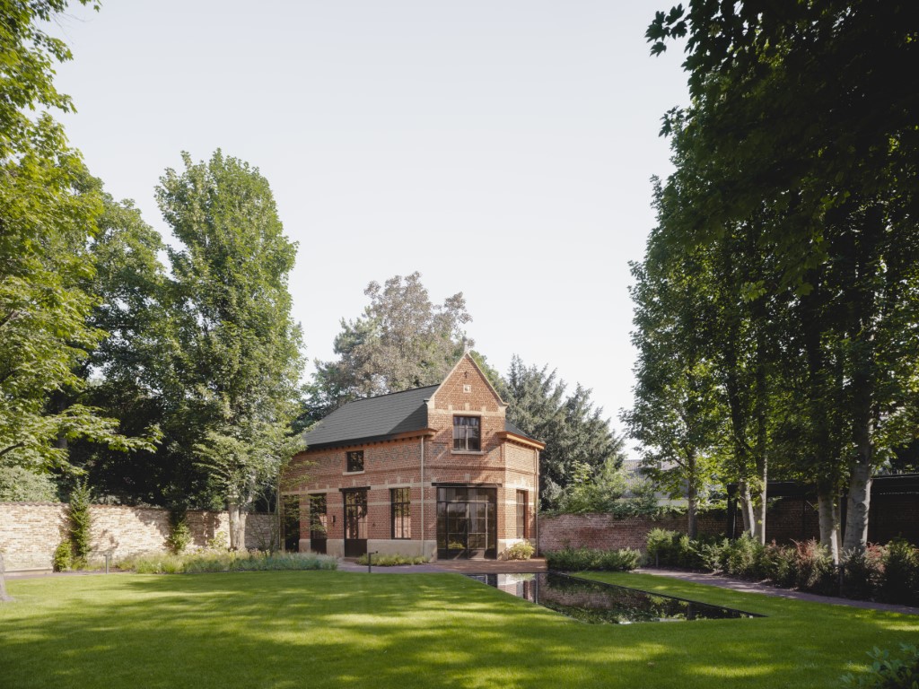 Historisch bijgebouw met tuin en vijver